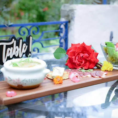 Les Roses De Bed & Breakfast 3*