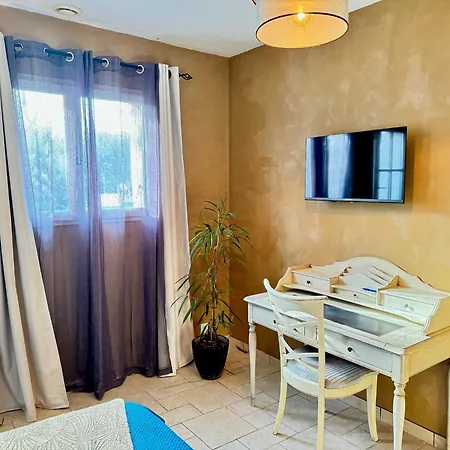 Les Roses De Bed & Breakfast 3*