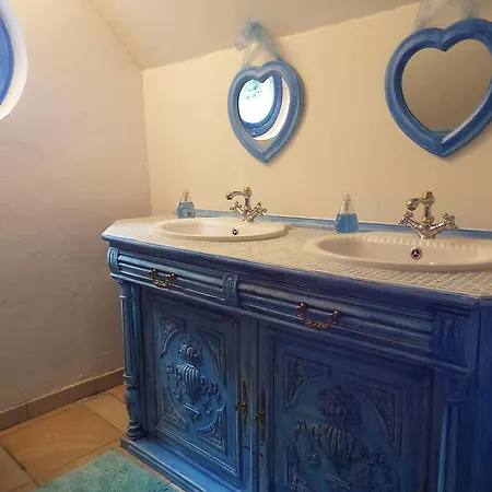 Les Roses De Bed & Breakfast