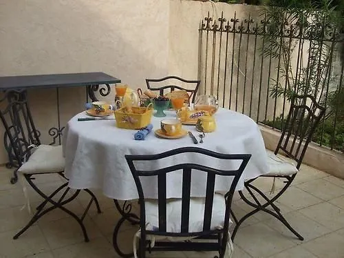 Les Roses De Bed & Breakfast